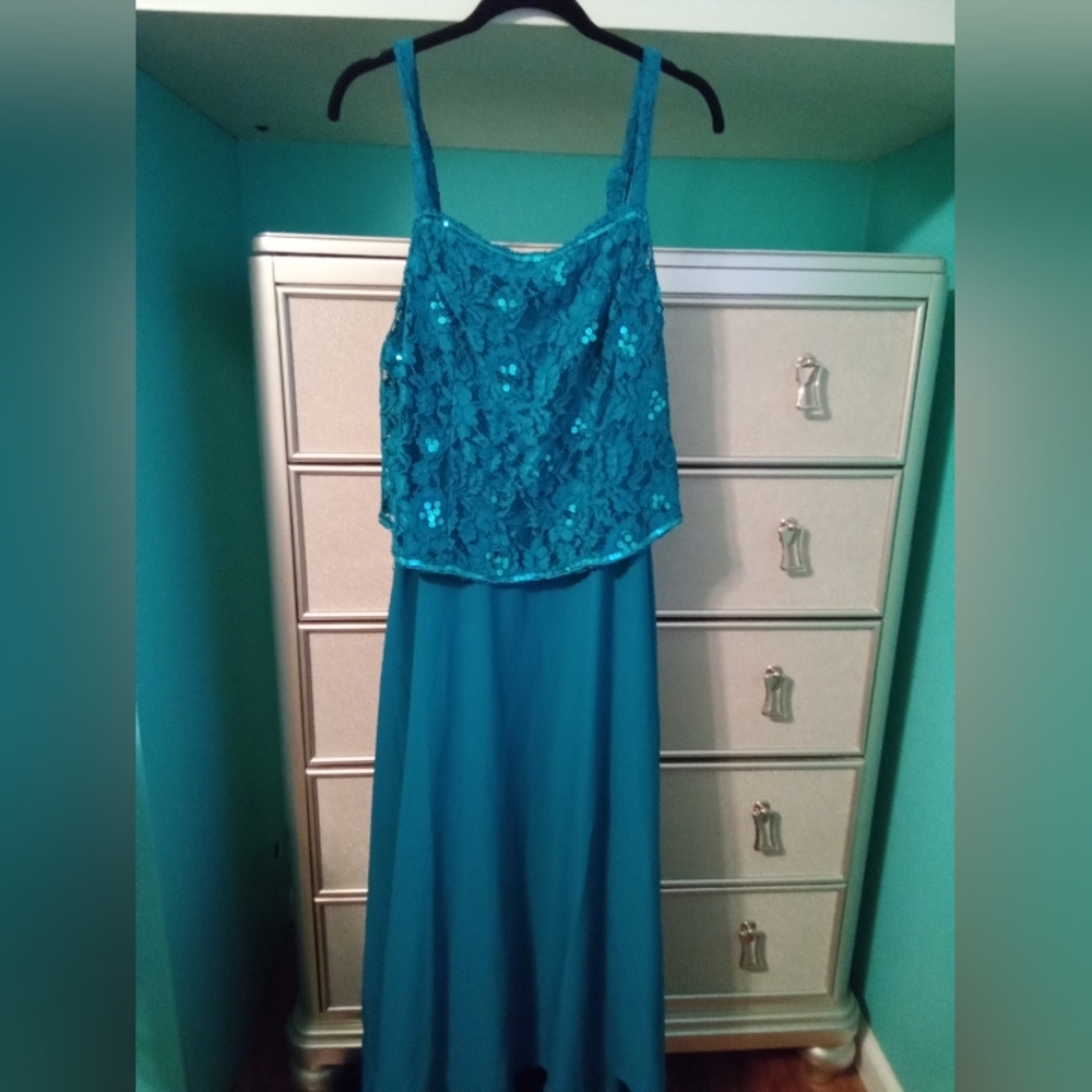 Gown - Picture 2 of 3